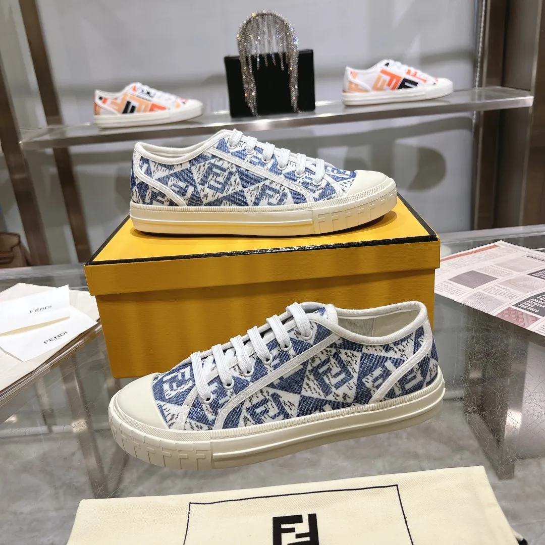 Couple style 💰460❤️Fendi Fendi's latest couple canvas shoes ❑ Fabric: Original customized imported jacquard canvas material ❑ Inner lining: Imported canvas material ❑ Sole: Original molded non-slip TPU outsole ❑ Bottom thickness: 2.5cm ❑ Size: Women's 35-40/Men's 39-45